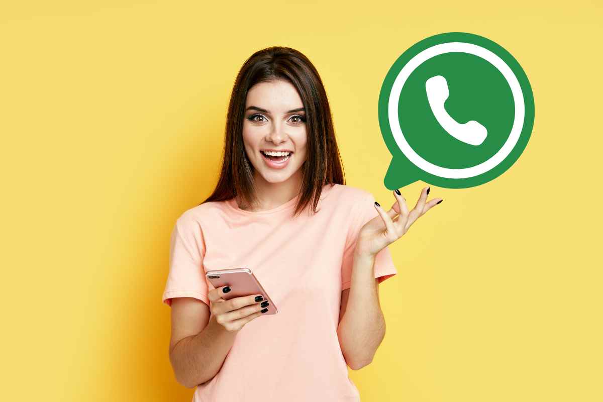 donna con smartphone e simbolo whatsapp
