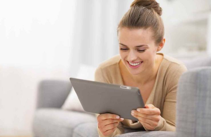 donna con un tablet che sorride