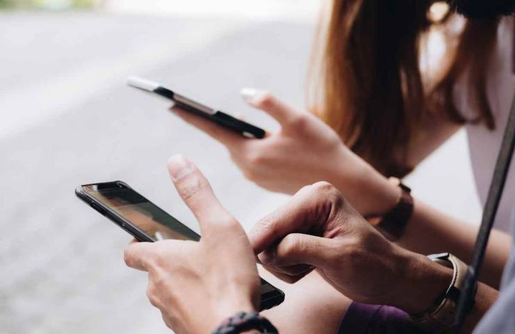 donne con smartphone