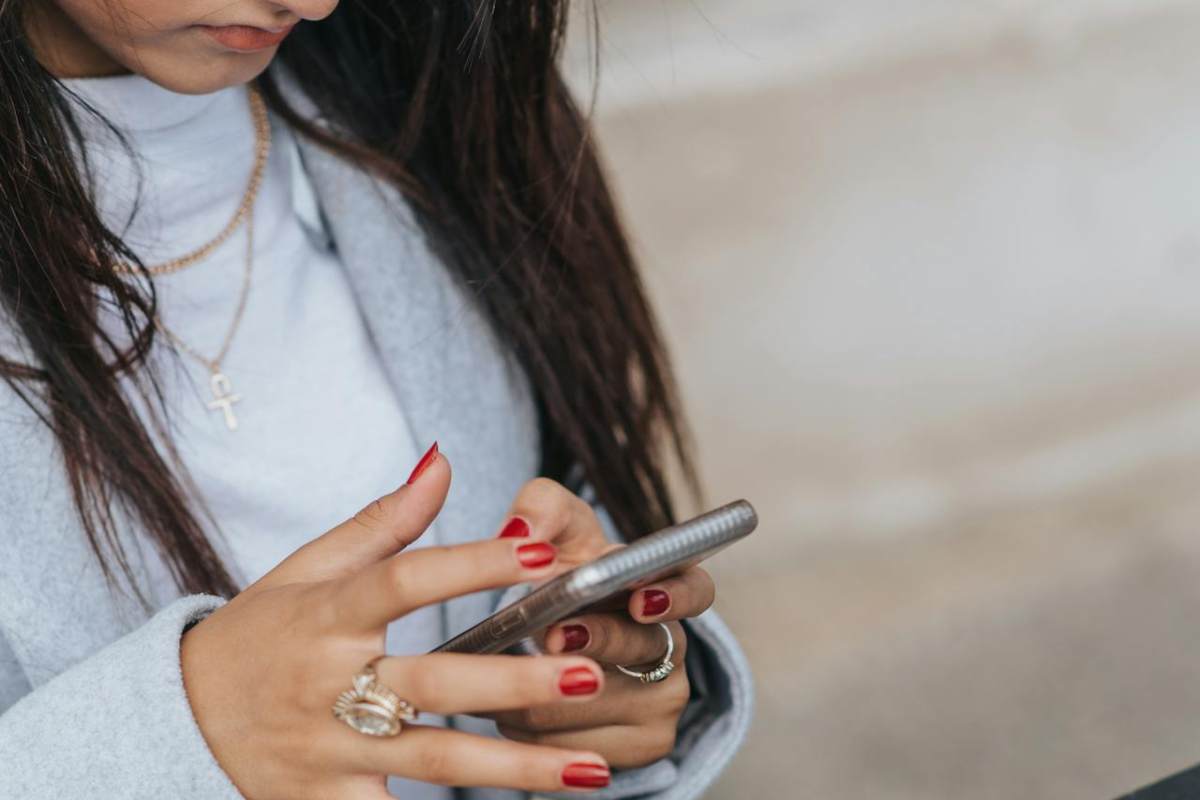Ragazza allo smartphone