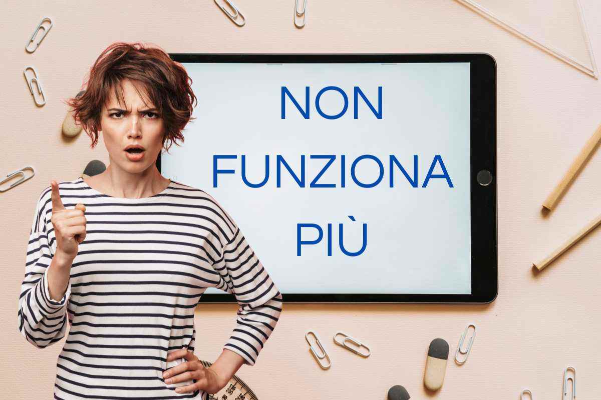 donna arrabbiata e ipad con scritta non funziona più