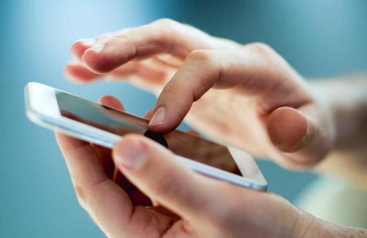 mani che usano smarttphone