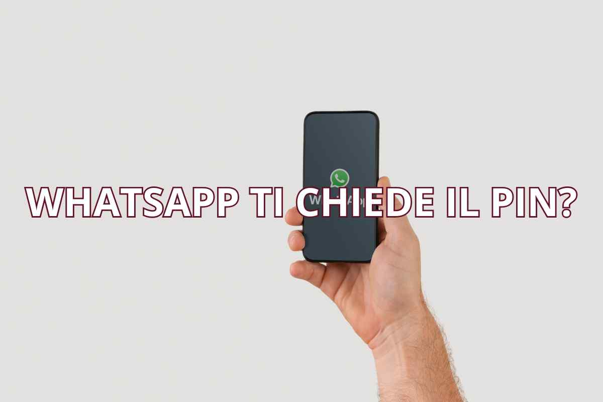 mano che tiene smartphone e messaggio con whatsapp ti chiede il pin