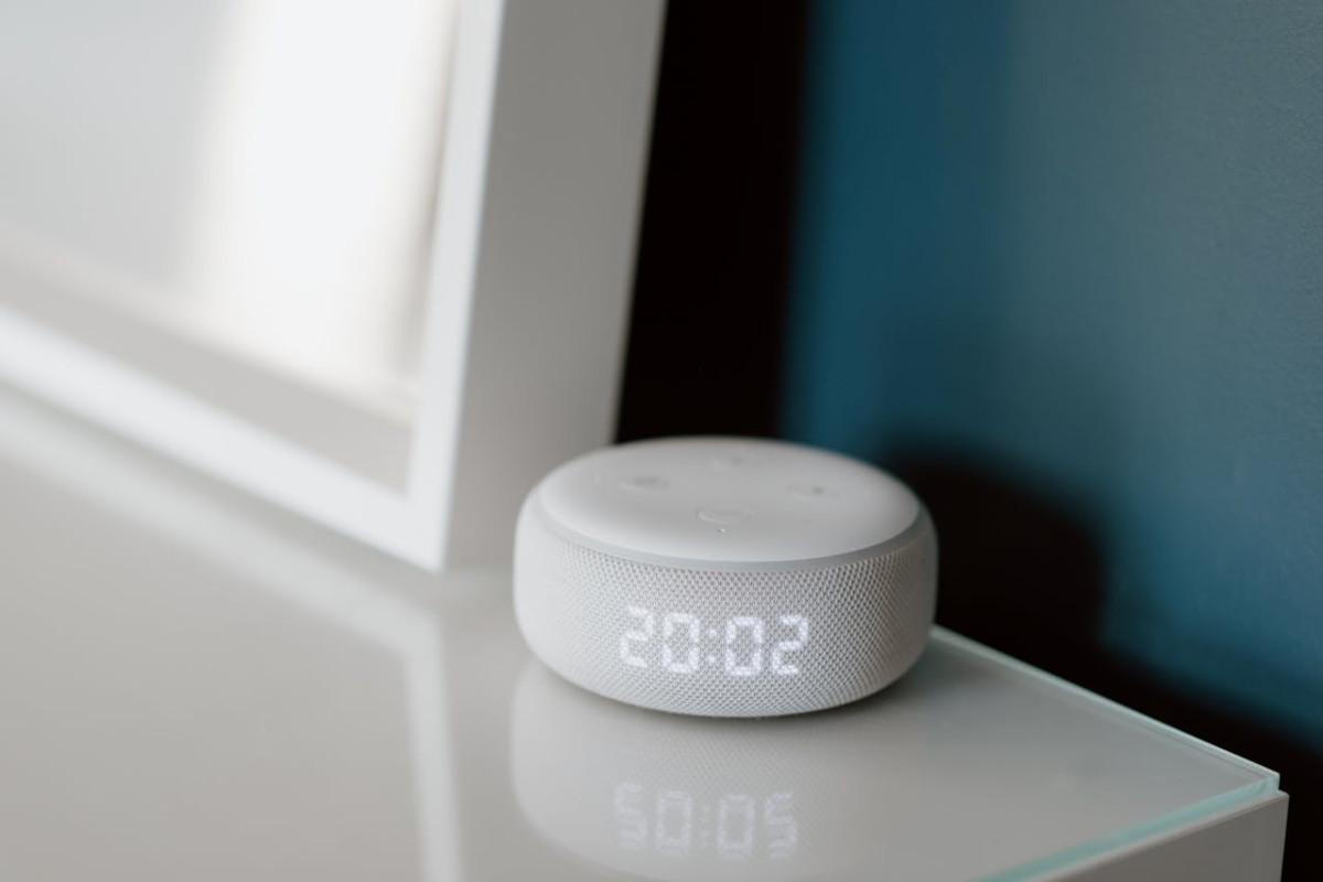 Alexa su un tavolo