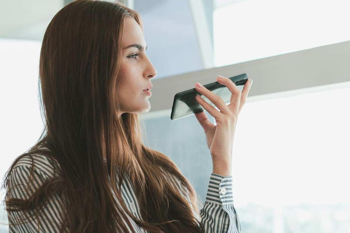 Ragazza che parla con l'assistente vocale