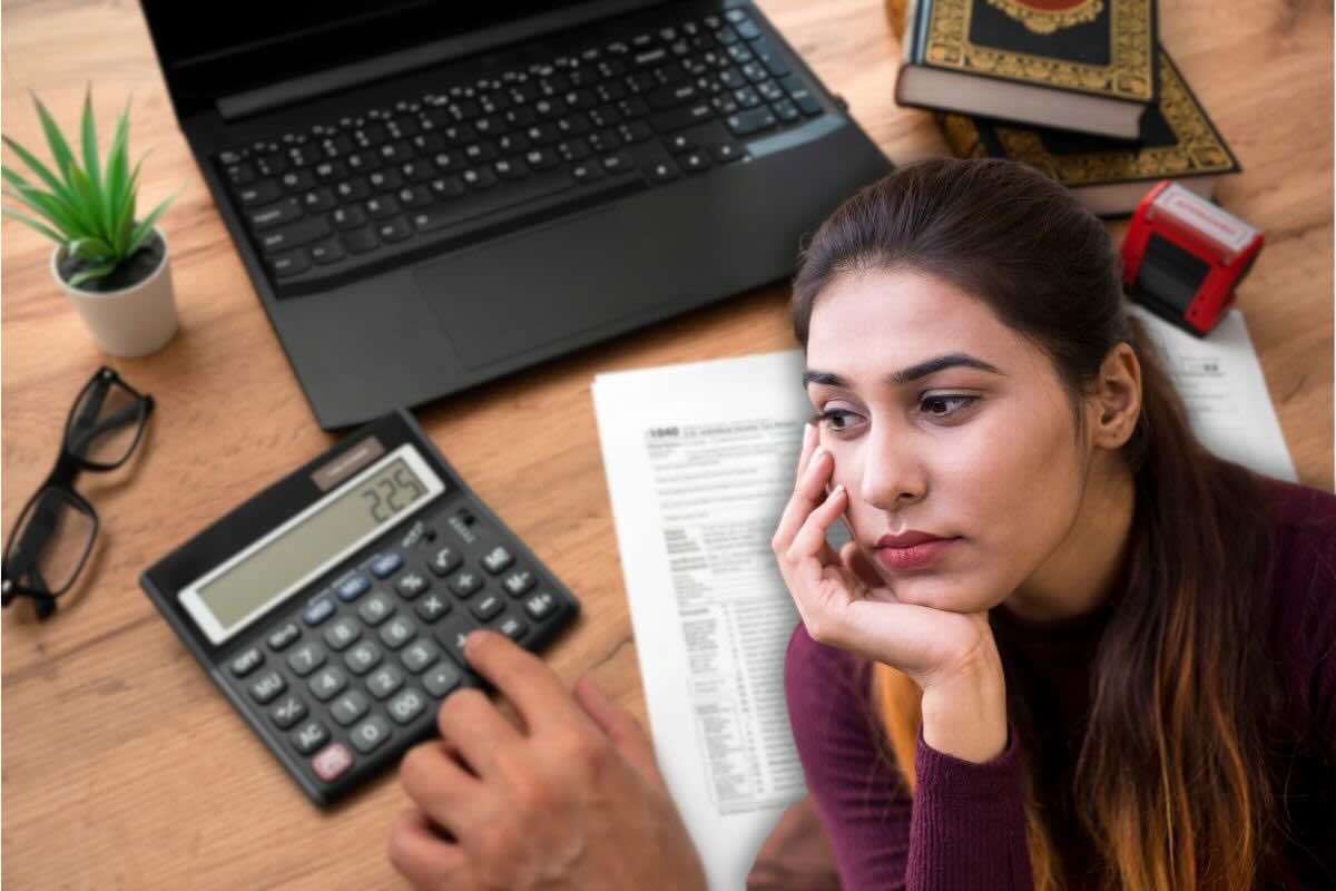 Computer, calcolatrice, documento, ragazza pensierosa in primo piano