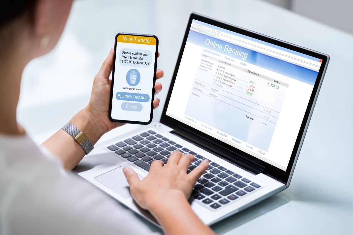 persona che utilizza i servizi della banca online su smartphone e pc