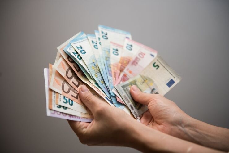 Mano con banconote euro