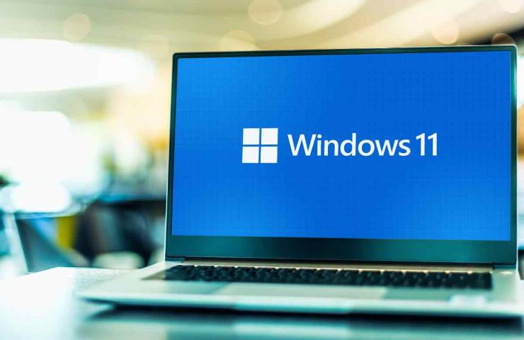 pc con scritta windows 11