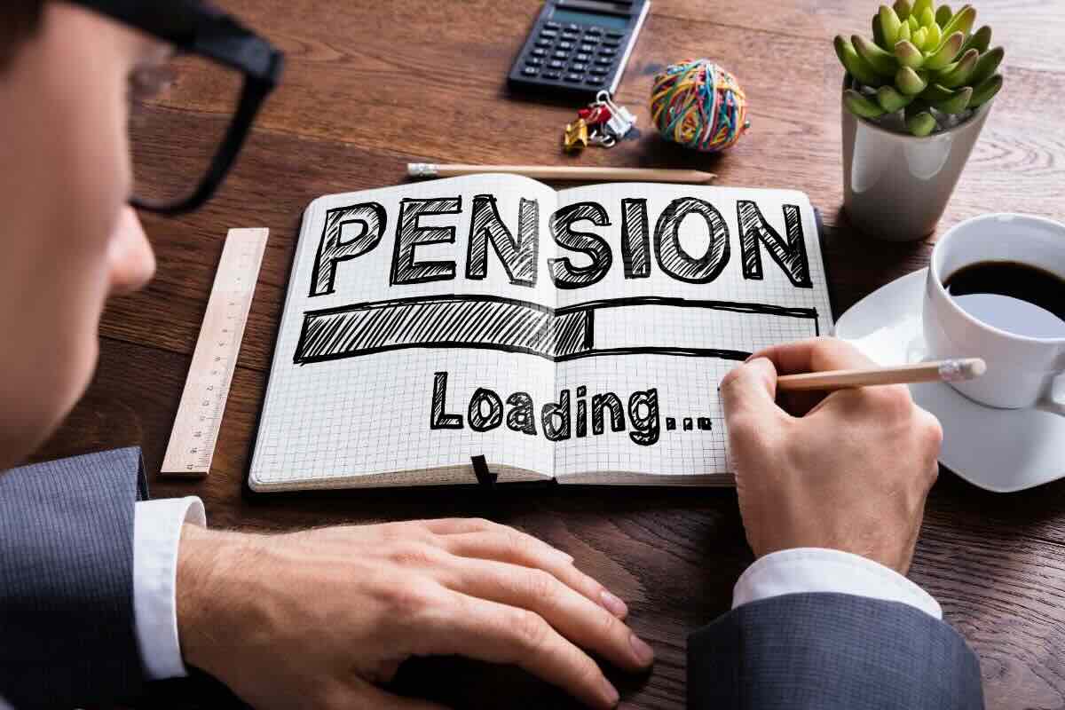 Uomo scrive su un foglio "Pension Loading..." con barra di avanzamento
