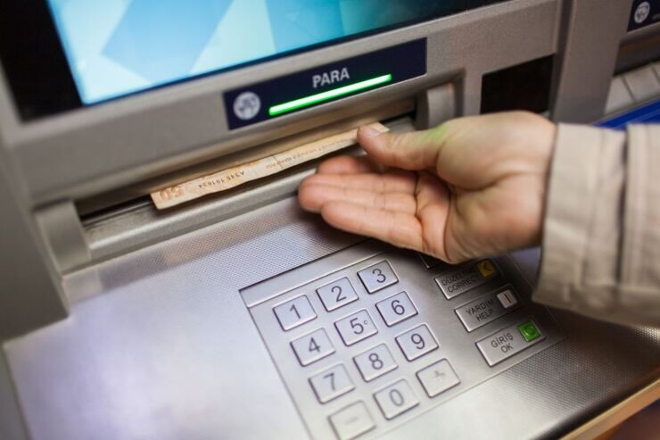Mano preleva banconote dal bancomat