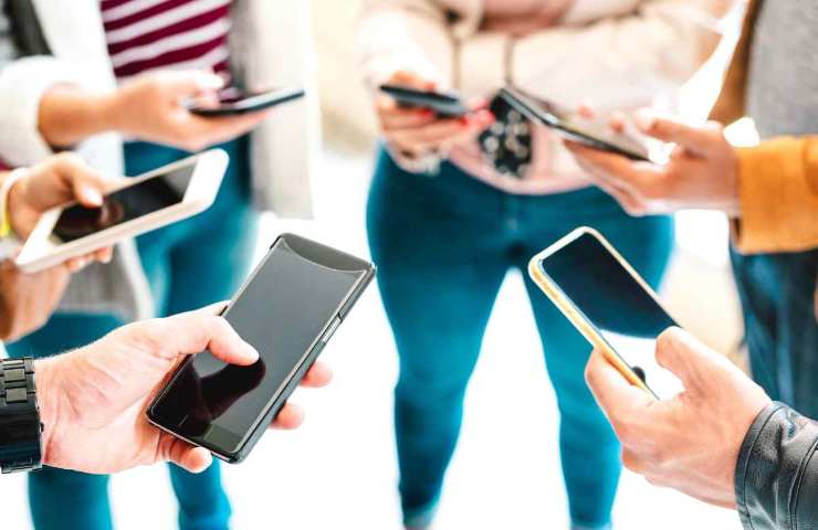 persone con telefoni in mano