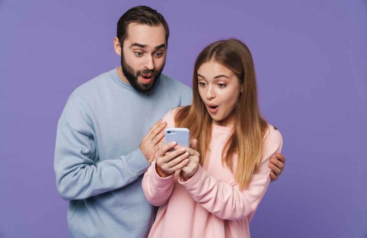coppia sorpresa da quello che c'è sul cellulare