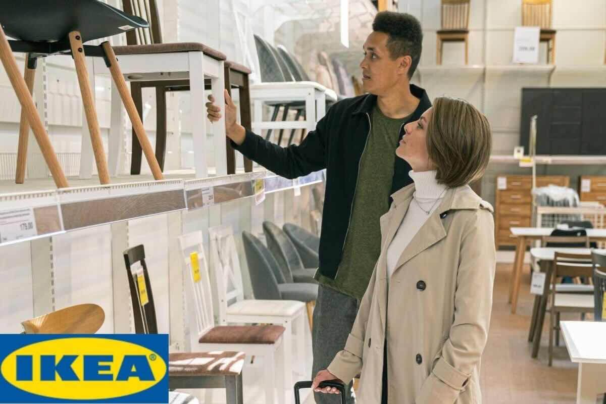 Coppia guarda sedie su scaffale, logo Ikea