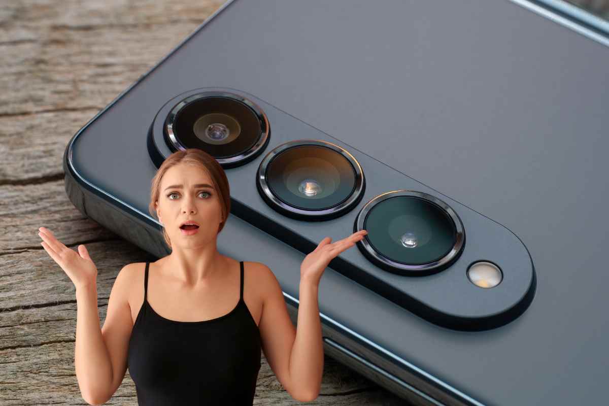 donna sorpresa con cellulare sullo sfondo