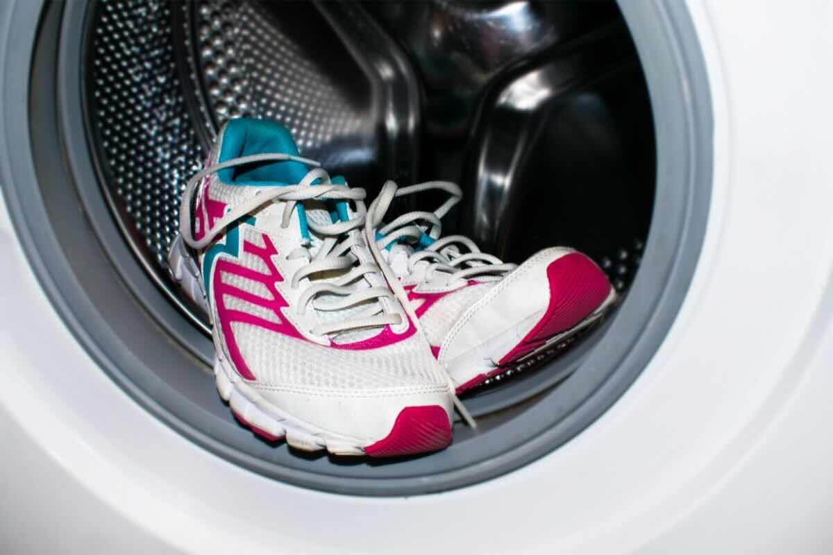 Scarpe da ginnastica bianche, fucsia e azzurre in lavatrice