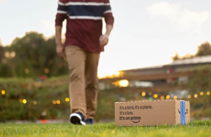 uomo che raccoglie scatola amazon