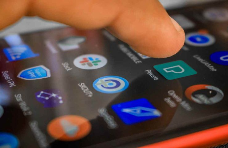 mano che usa lo smartphone