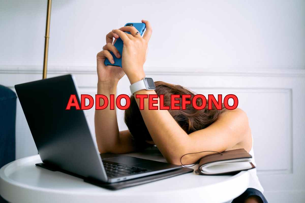 donna disperata con lo smartphone in mano
