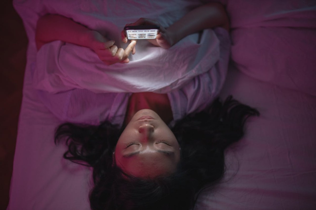 Ragazza allo smartphone di notte