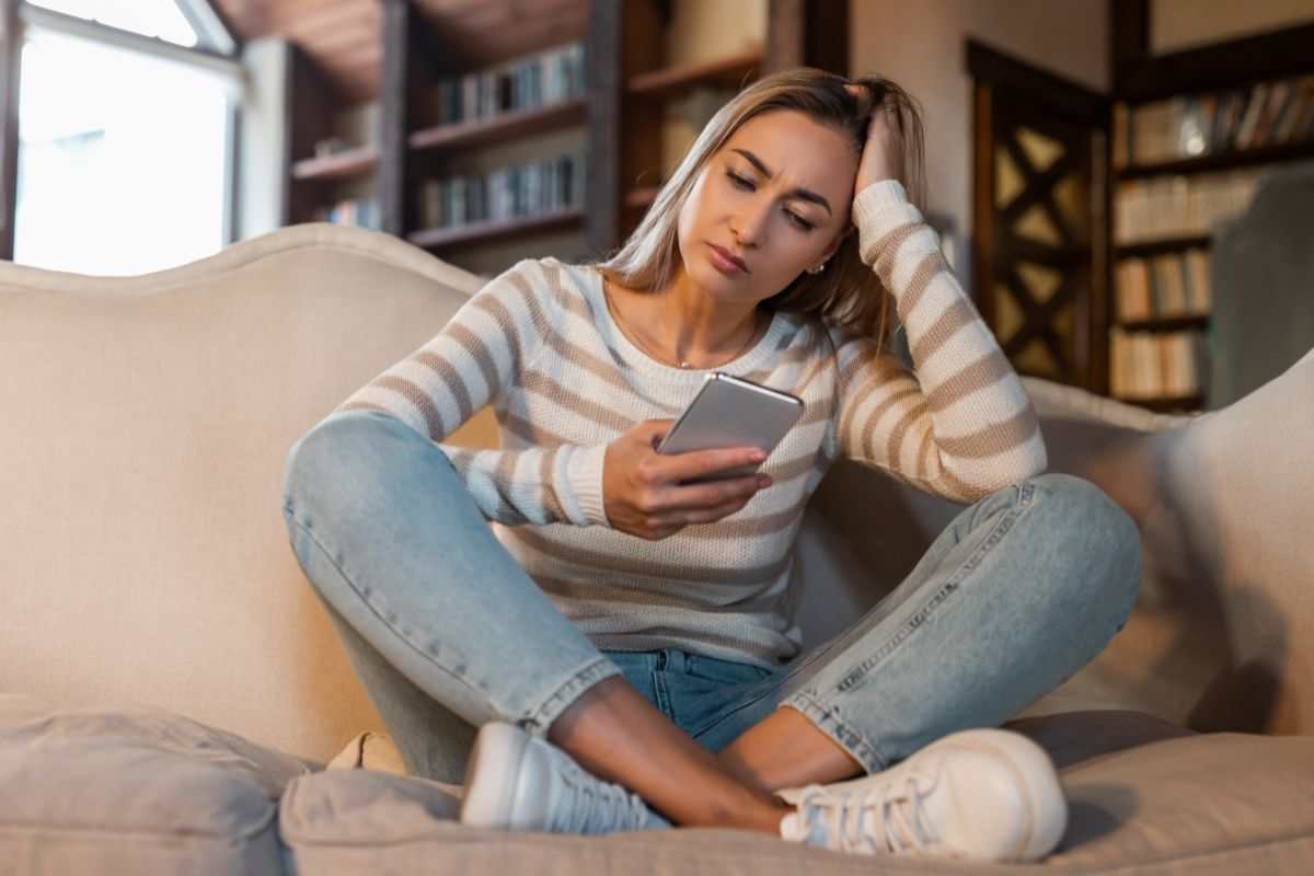 ragazza che usa lo smartphone