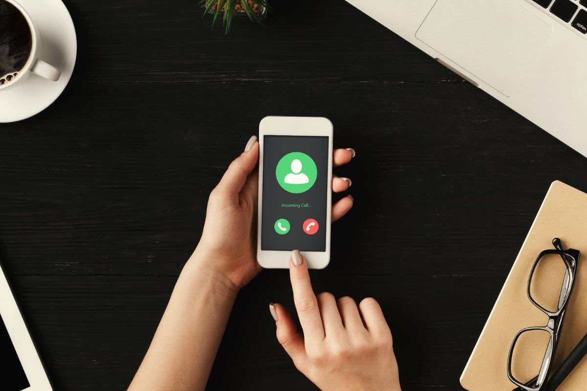 Chiamata in arrivo, mano sullo smartphone