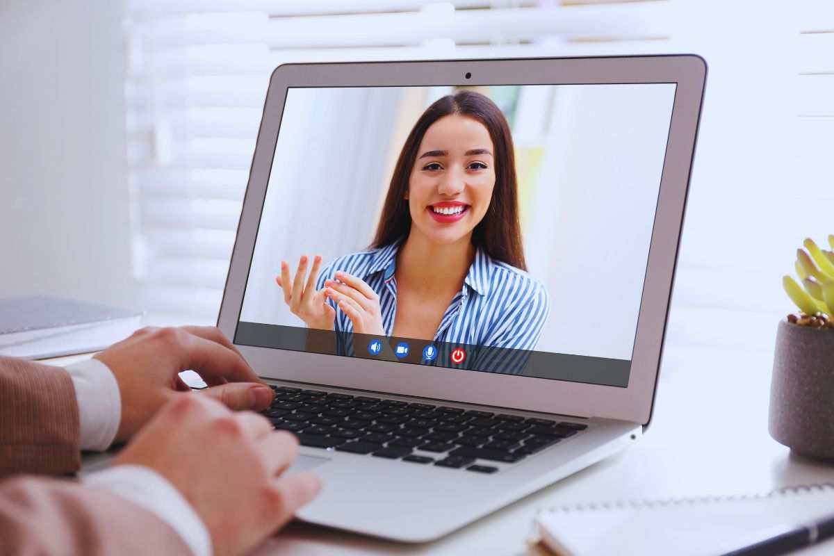 Uomo che parla con una ragazza in videochiamata
