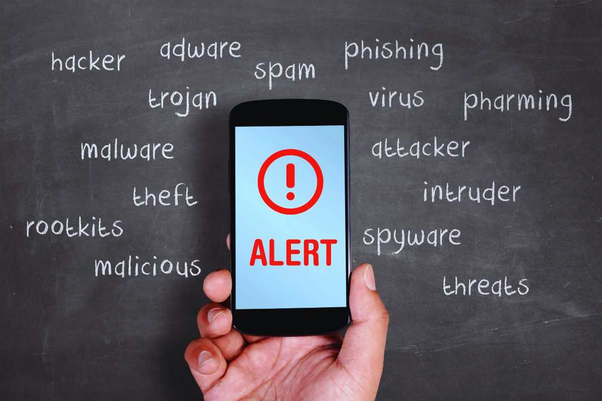 Smartphone sul cui schermo campeggia un segnale d'allerta