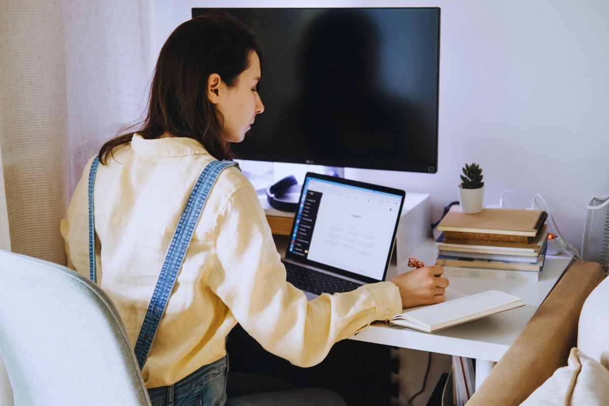 Giovane donna che studia con l'ausilio di ChatGPT