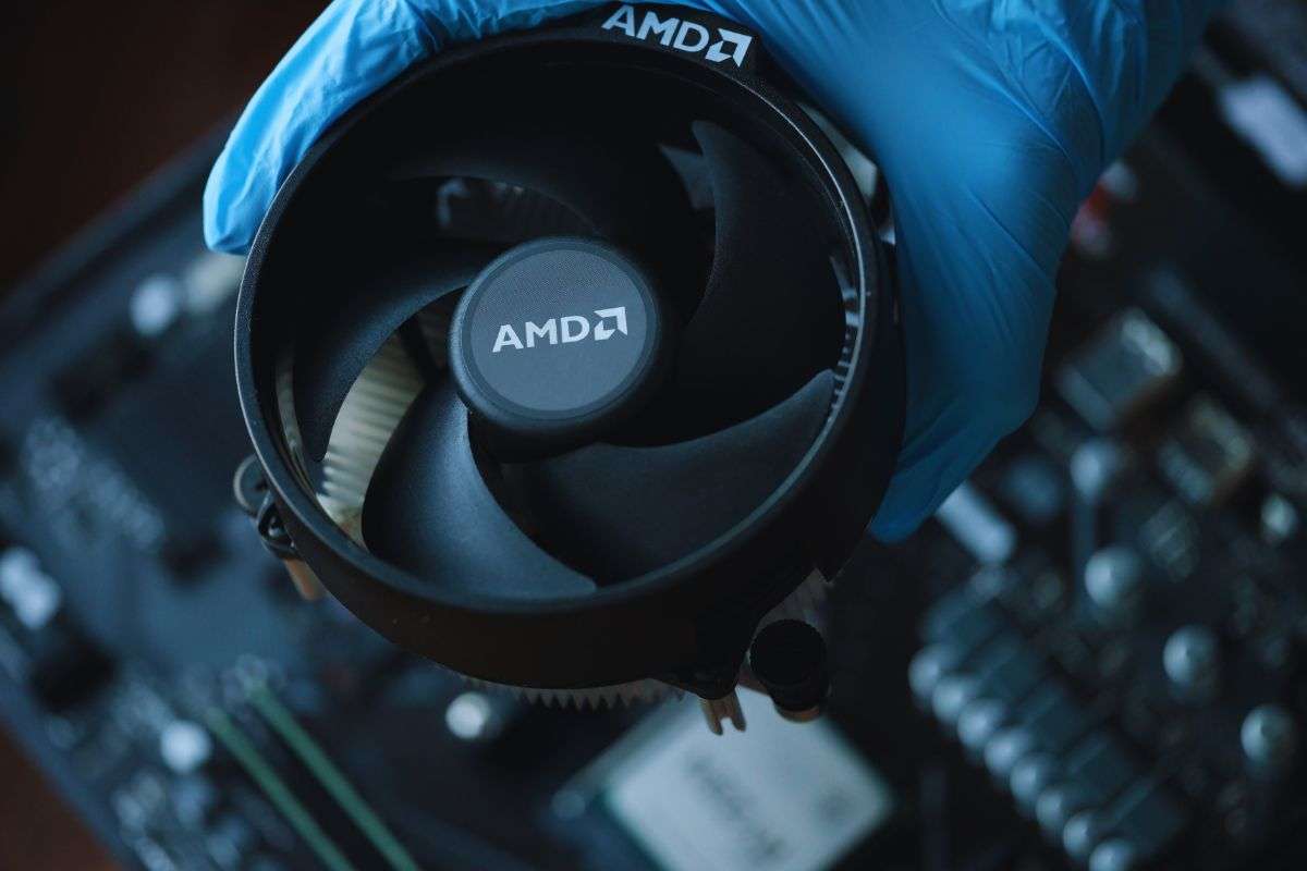 Tecnico monta una ventola per la dissipazione del calore della CPU