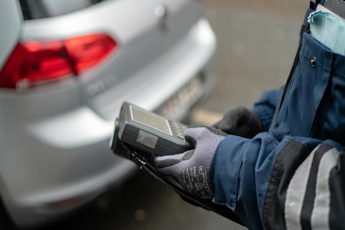 Uomo con dispositivo in mano, auto