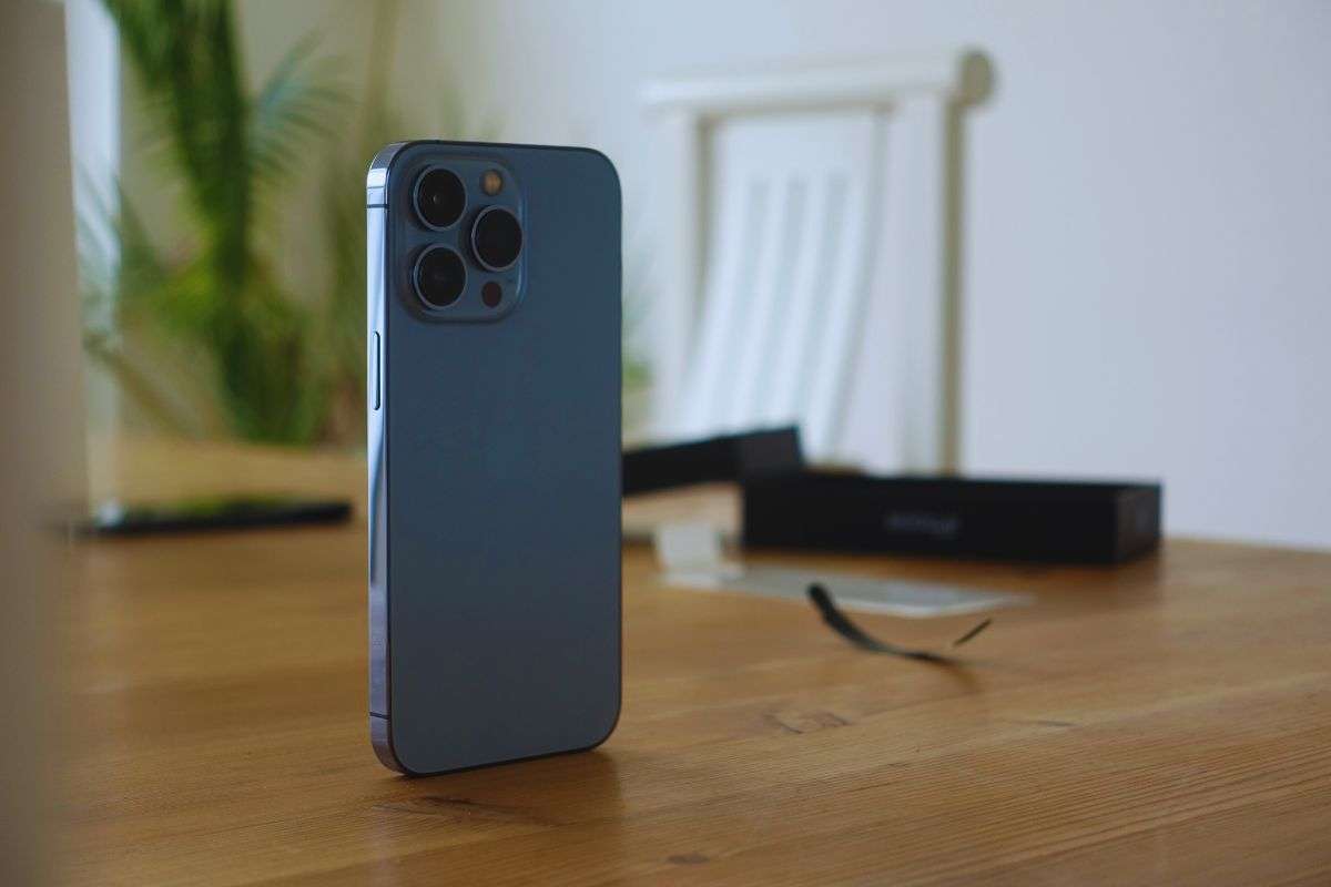 iPhone poggiato su tavolo di legno