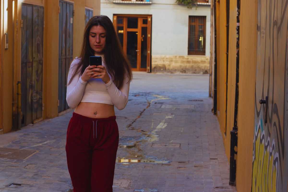 Ragazza che scrive un messaggio sullo smartphone