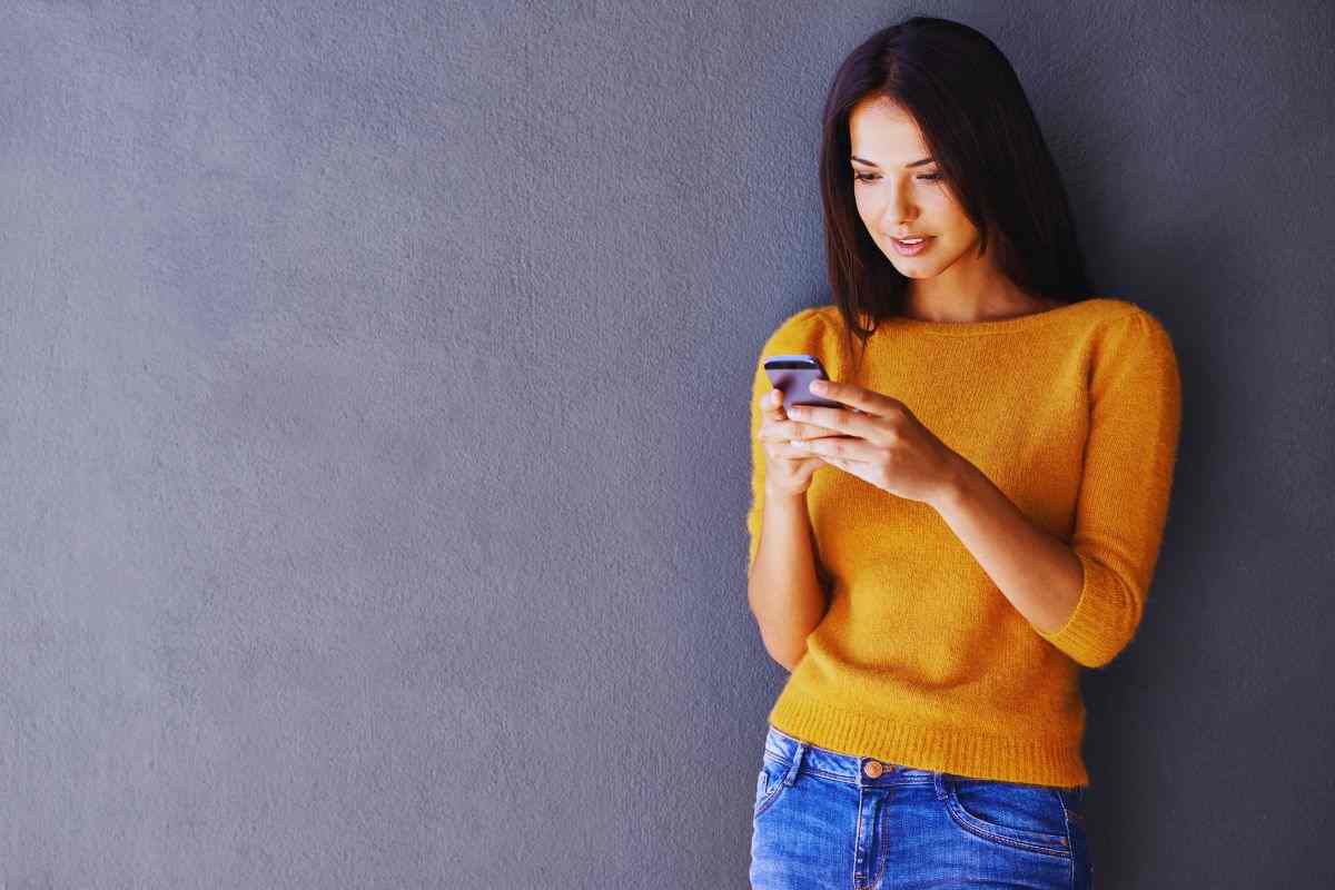 Ragazza che legge qualcosa su smartphone