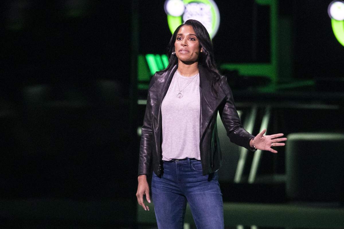 Sarah Bond sul palco dell'Xbox Showcase