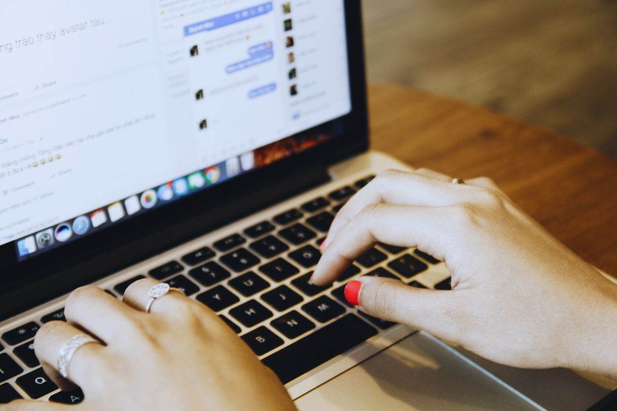 Donna che scrive su una chat di Facebook