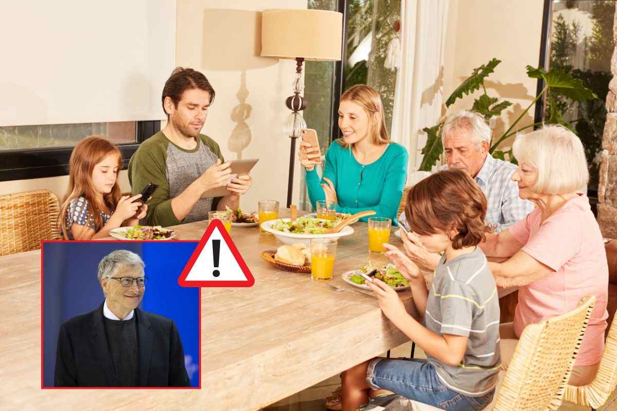 Famiglia a tavola con in mano gli smartphone