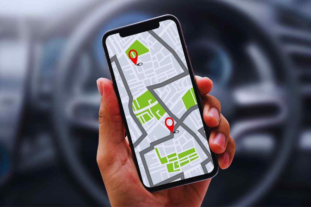 Persona che utilizza navigatore smartphone