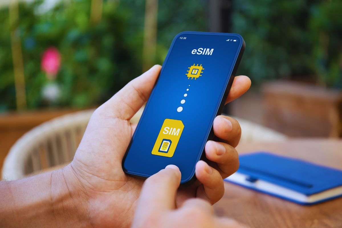 Persona che inserisce e-sim nel proprio smartphone