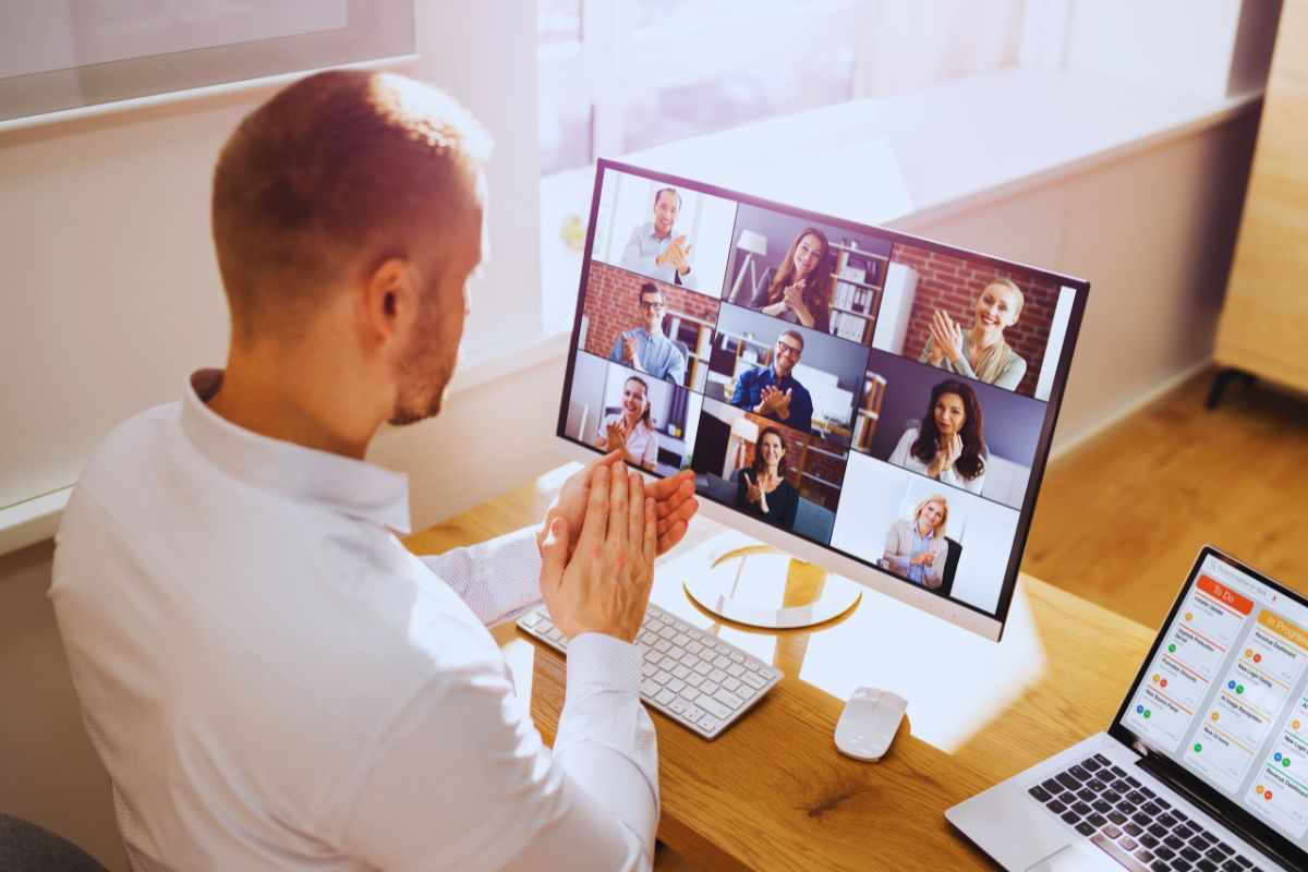 Uomo collegato in videochat con i colleghi