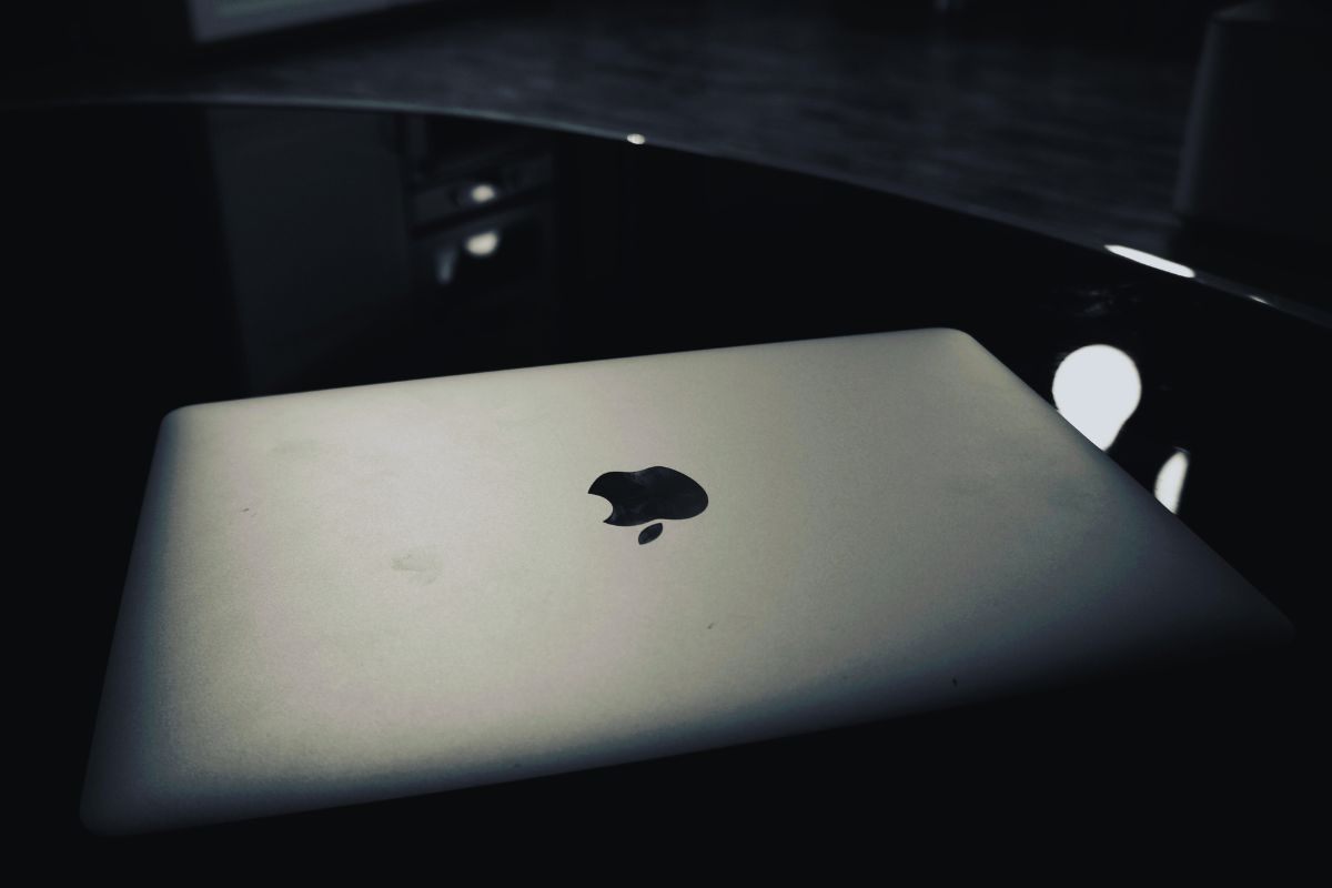 Macbook poggiato su tavolo