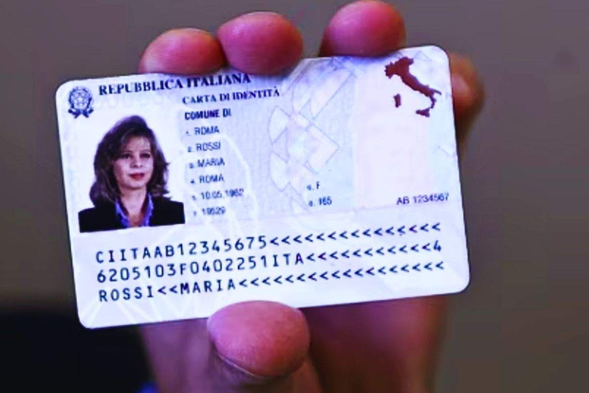 Persona mostra carta d'identità