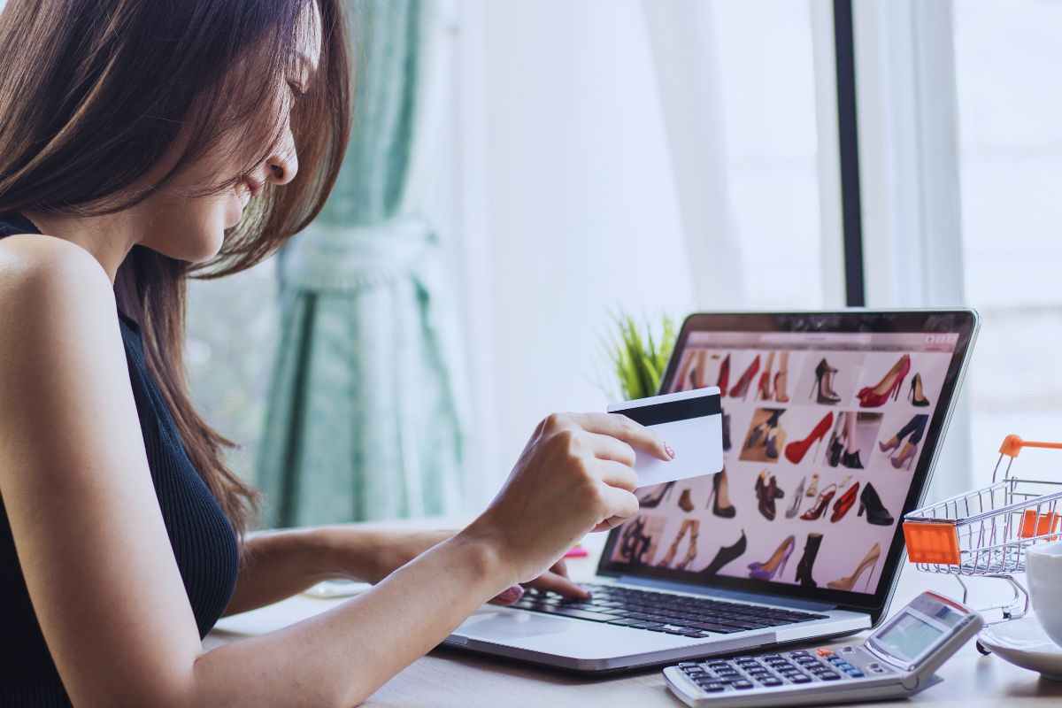 Ragazza che acquista online
