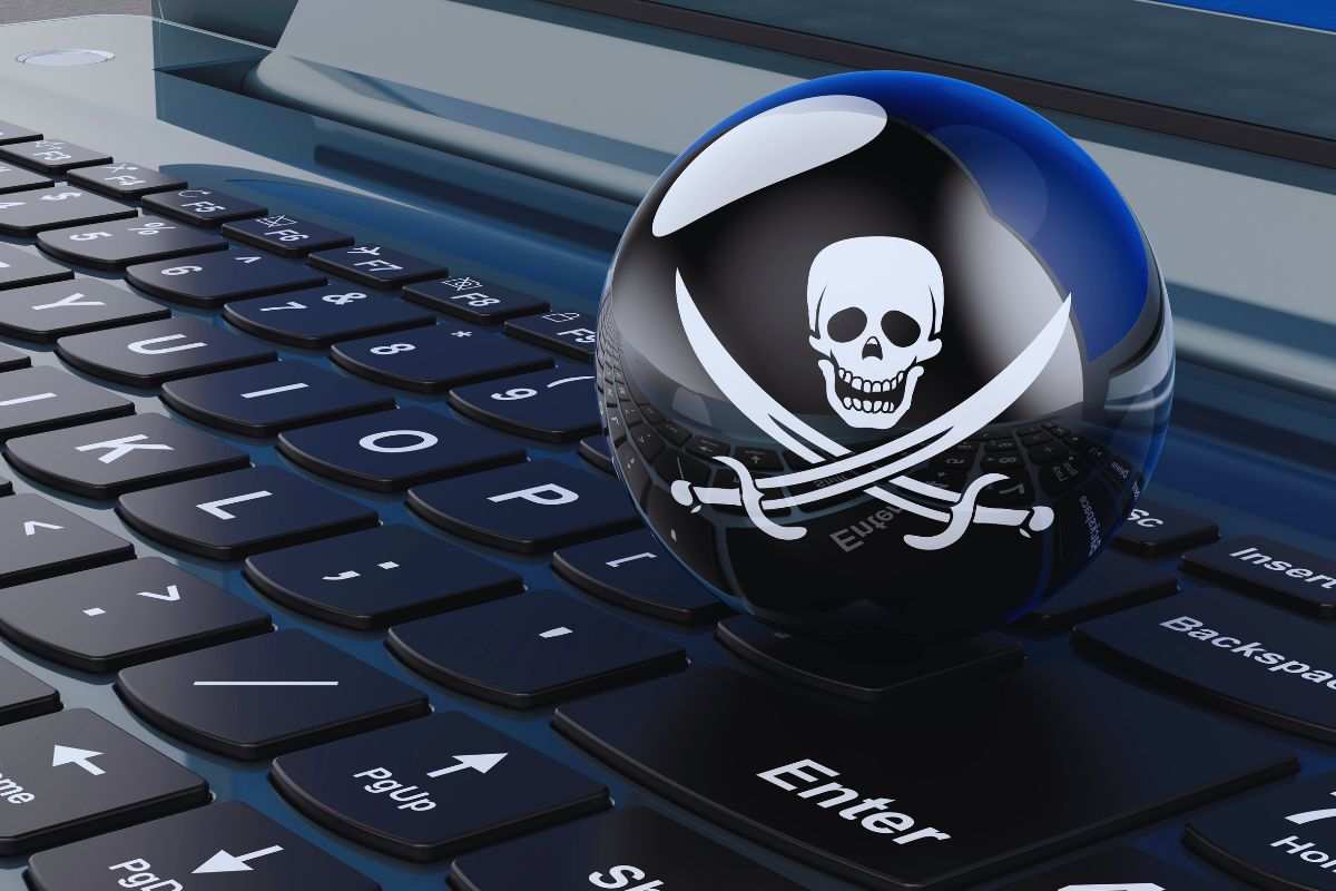 Logo pirateria sopra tastiera