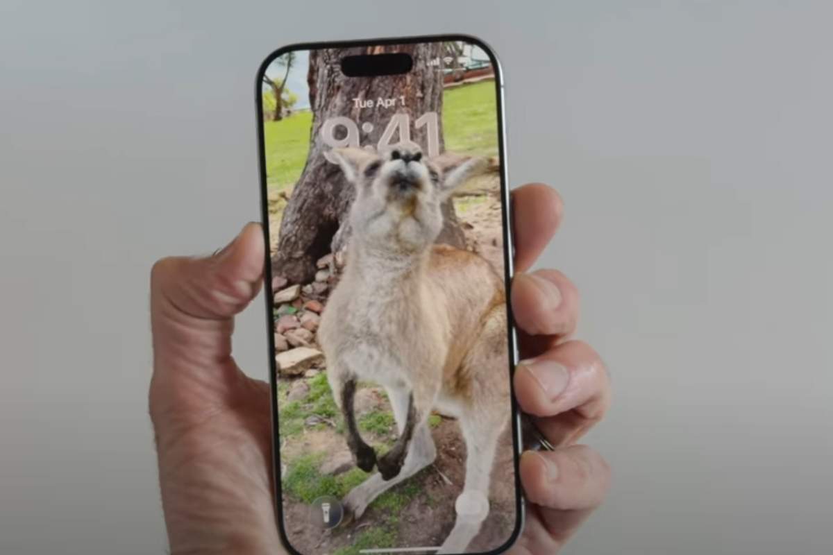 Persona che tiene in mano un iPhone