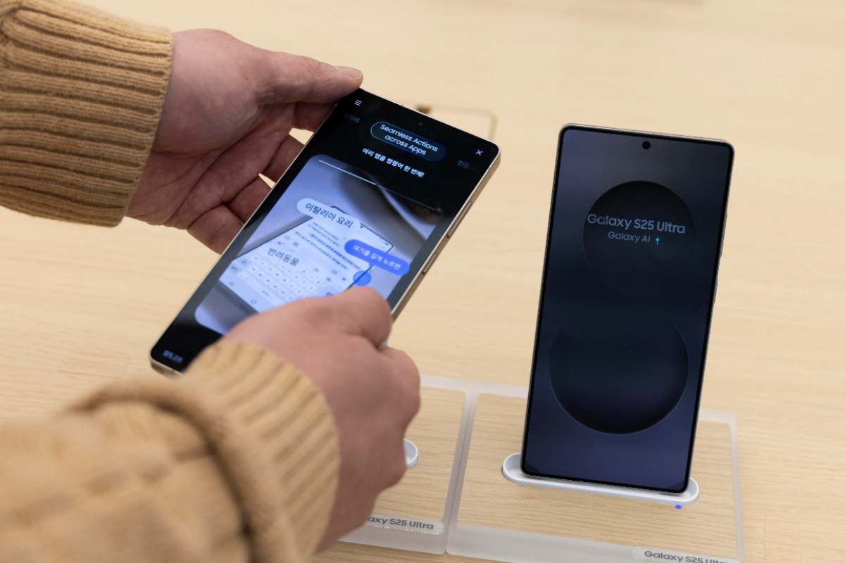 Persona che osserva il Samsung Galaxy s25 Ultra