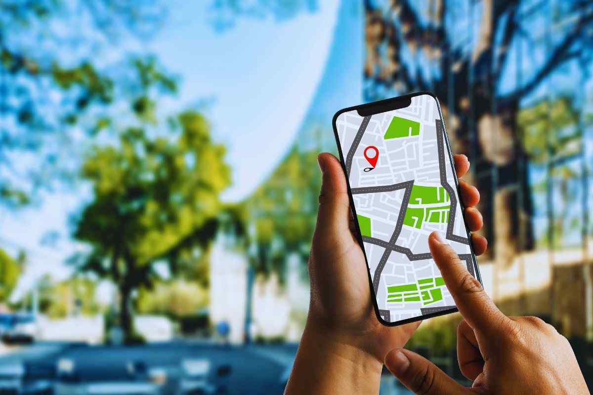 Persona che cerca la meta tramite un app di navigazione 