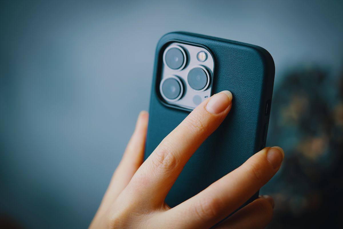 Persona che tiene in mano un iPhone