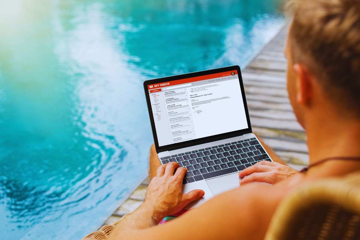 Uomo che controlla le mail da computer