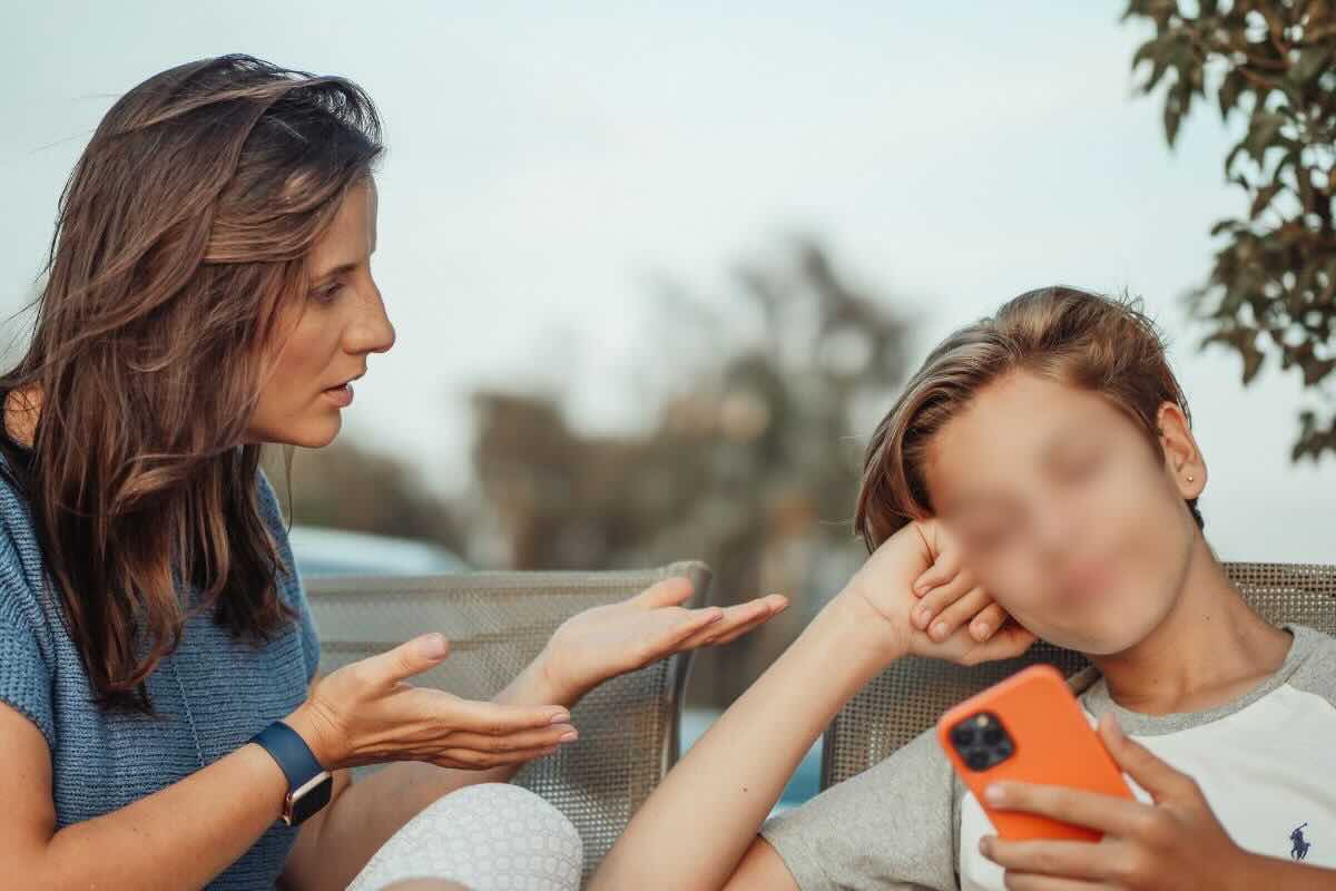 Mamma sgrida figlio al cellulare